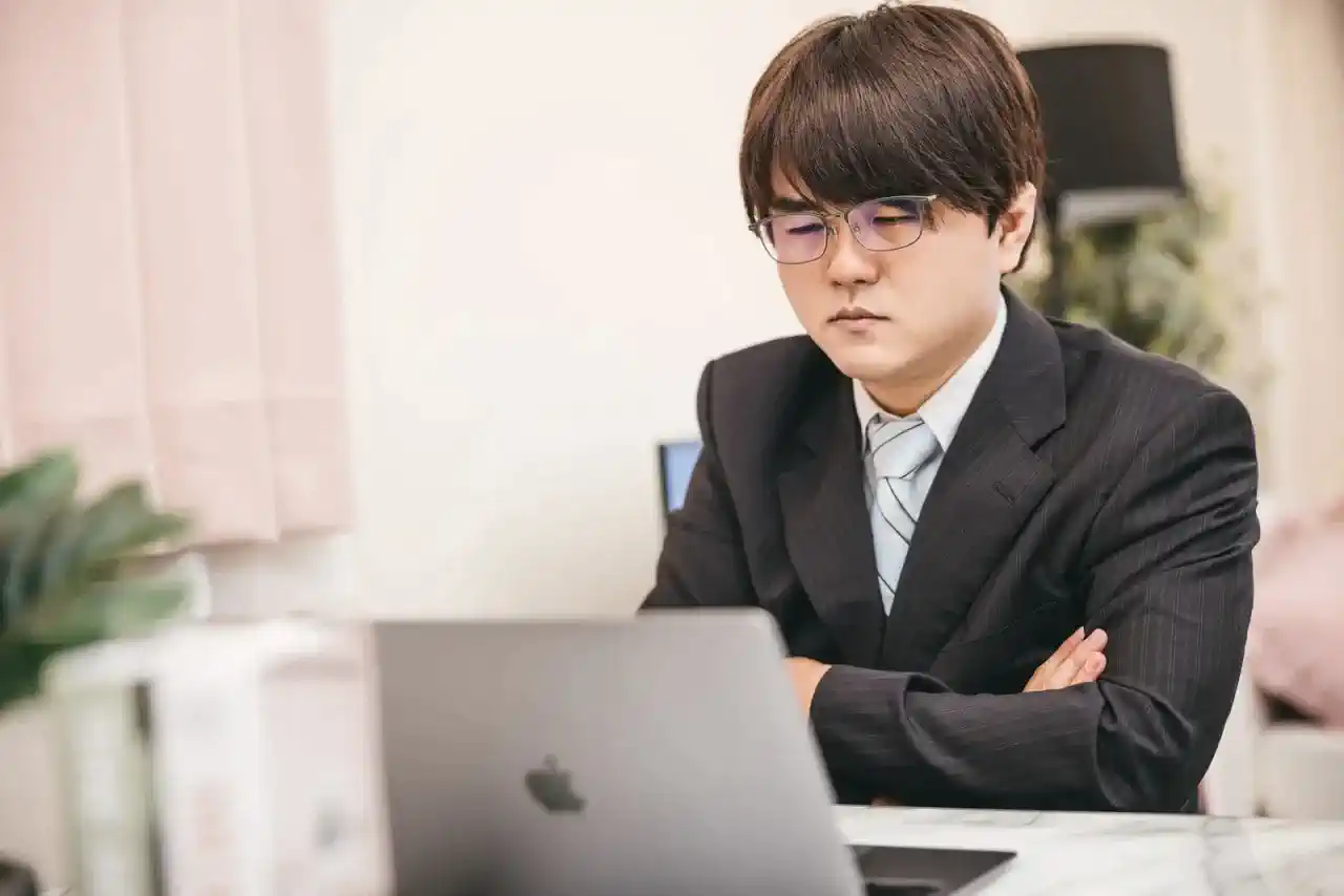 『本日は黙々とデスクワーク(^-^)』ナナイロブログサムネイル